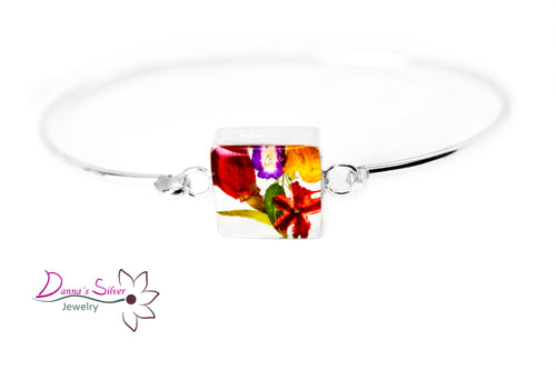 Brazalete cuadrado adornado con flores