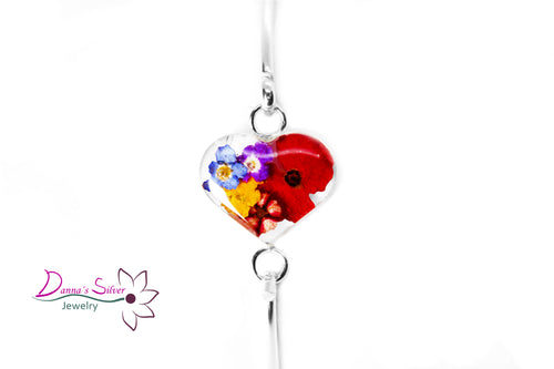 Brazalete en forma de corazon adornado con flores