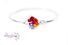 Cargar imagen en el visor de la galería, Brazalete en forma de corazon adornado con flores