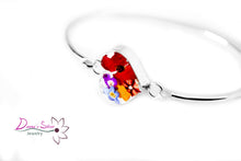 Cargar imagen en el visor de la galería, Brazalete en forma de corazon adornado con flores