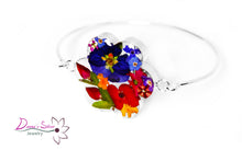 Load image into Gallery viewer, Brazalete en forma de flor adornado con flores