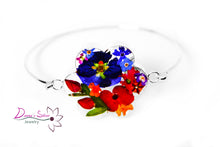 Load image into Gallery viewer, Brazalete en forma de flor adornado con flores