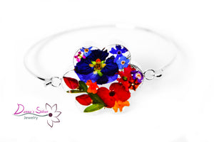 Brazalete en forma de flor adornado con flores