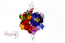 Load image into Gallery viewer, Brazalete en forma de flor adornado con flores