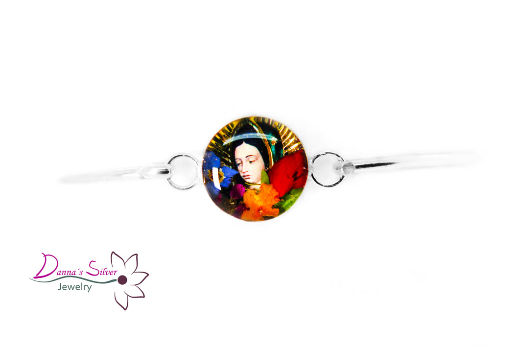 Brazalete con la virgen chica adornado con flores