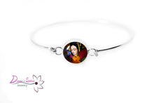 Load image into Gallery viewer, Brazalete con la virgen chica adornado con flores