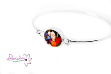 Load image into Gallery viewer, Brazalete con la virgen chica adornado con flores