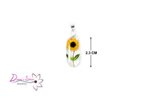 Cargar imagen en el visor de la galería, Dije de ovalo con flor de Margarita (DSDJFL-14)