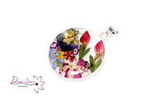 Load image into Gallery viewer, Dije circular con flores varias (DSDJFL-15)