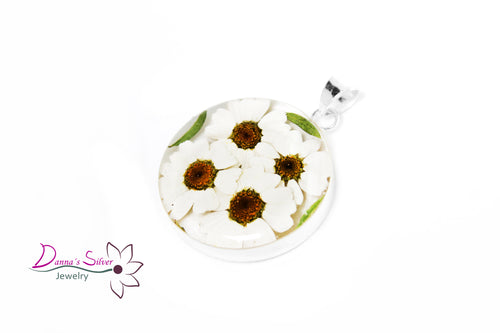Dije circular con flores de margarita (DSDJFL-10)